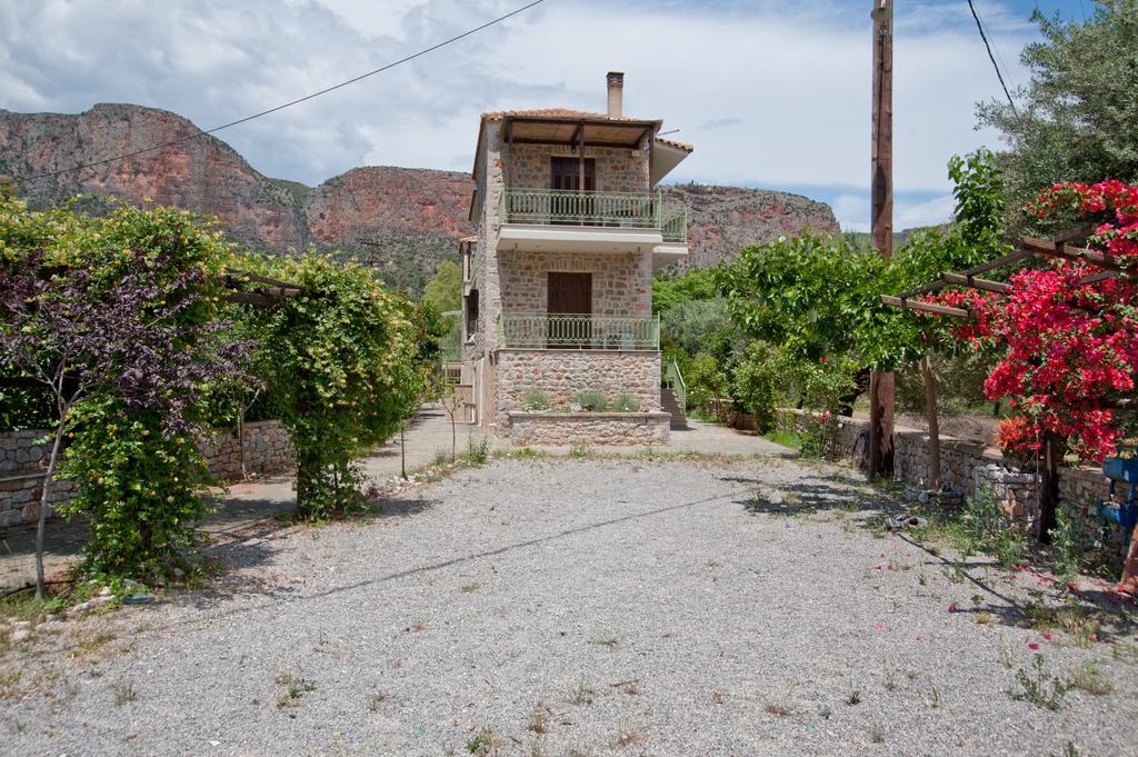 Picturesque Houses Leonídion Exterior foto
